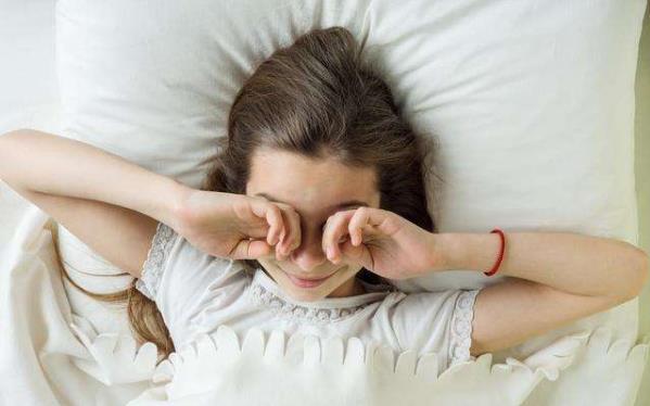 早起3不要,睡前4远离,不要着急起床,要吃早餐,远离熬夜