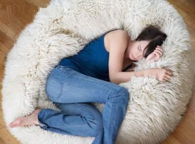 女性养生必知:让女人老得快的22种睡法